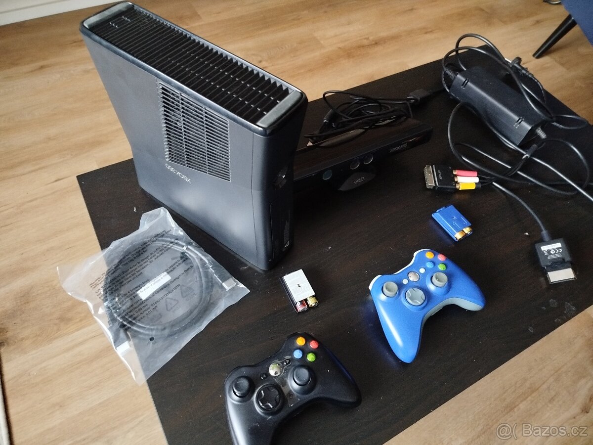 XBOX 360 slim + Kinect + 2 ovladače + 14 her - 4