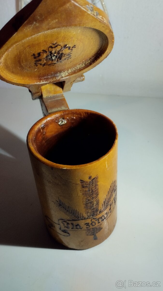 Starý dřevěný pivní korbel s víčkem - 4