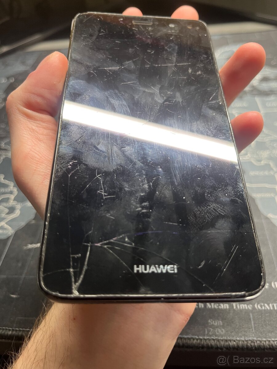 Starý a opotřebovaný telefon - 4