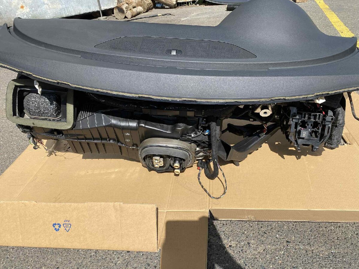 Palubní deska Volkswagen Passat B7 - 4