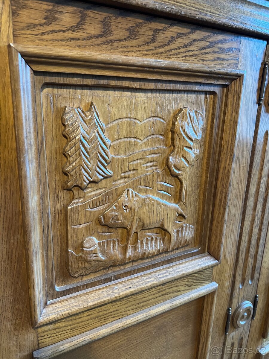 Dřevěná vyřezávaná skříň - 4