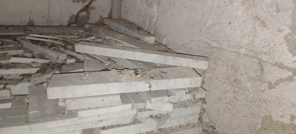 Větší množství bílého mramoru se šedým žilkováním zbytky - 4