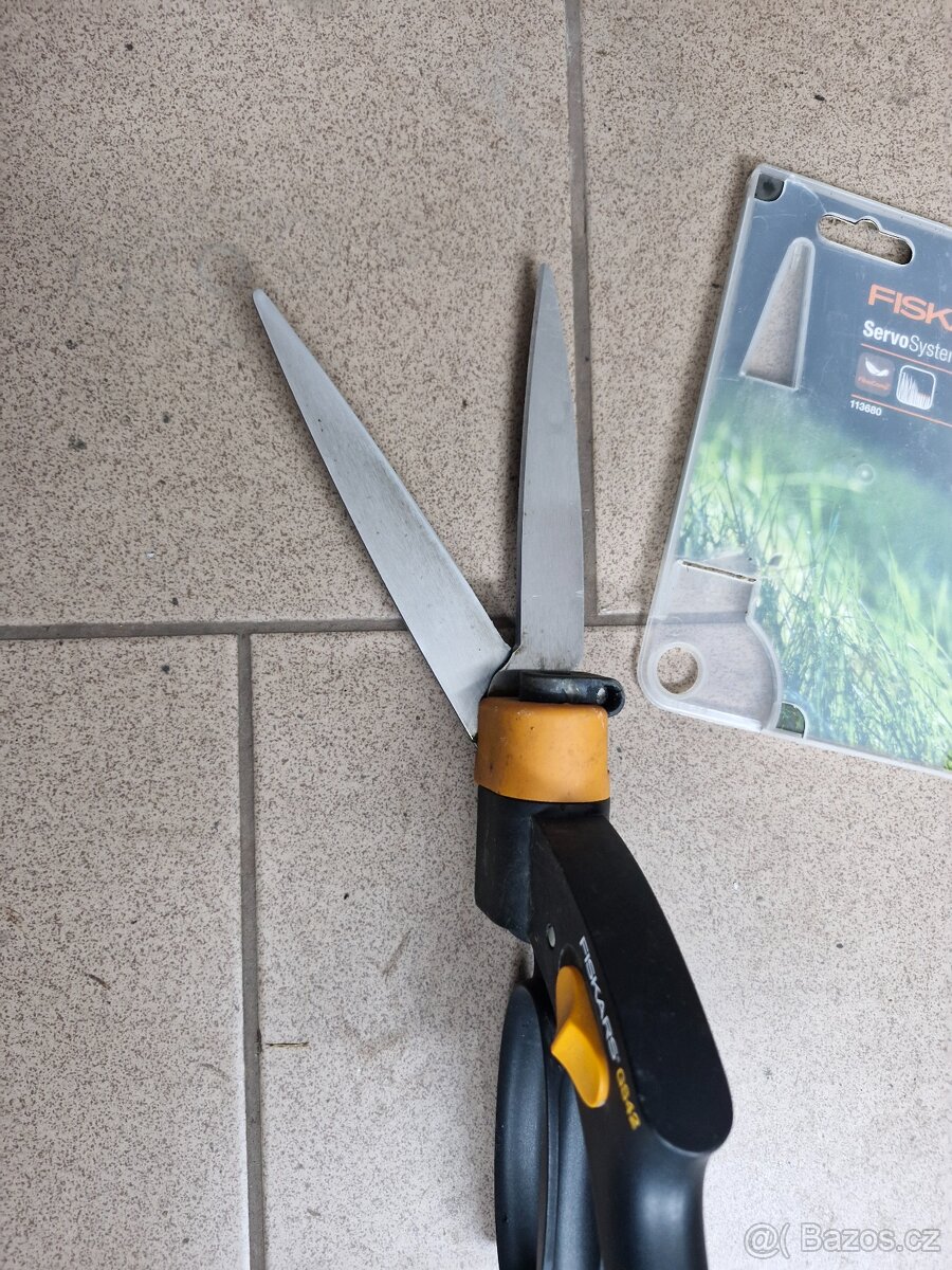 Nůžky na trávu Fiskars - 4