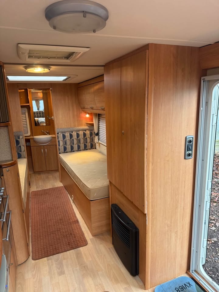 SWIFT Ace Supreme Superstar obytný KARAVAN SOLAR NOVA STK - 4