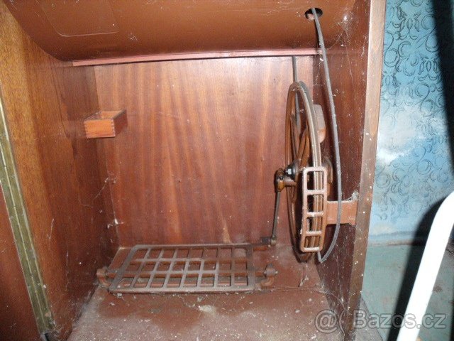 Šicí stroj MINERVA, šlapací - 4