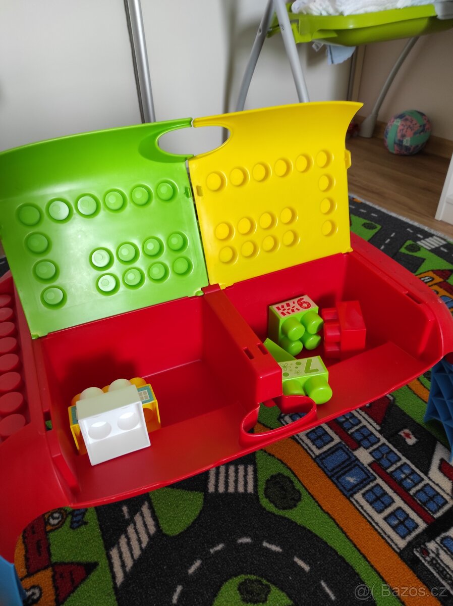 Set barevných kostek s přenosným stolem - 4