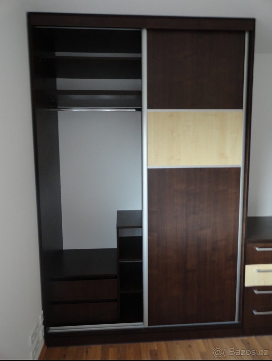 Šatní skříně, komody, postel - 4