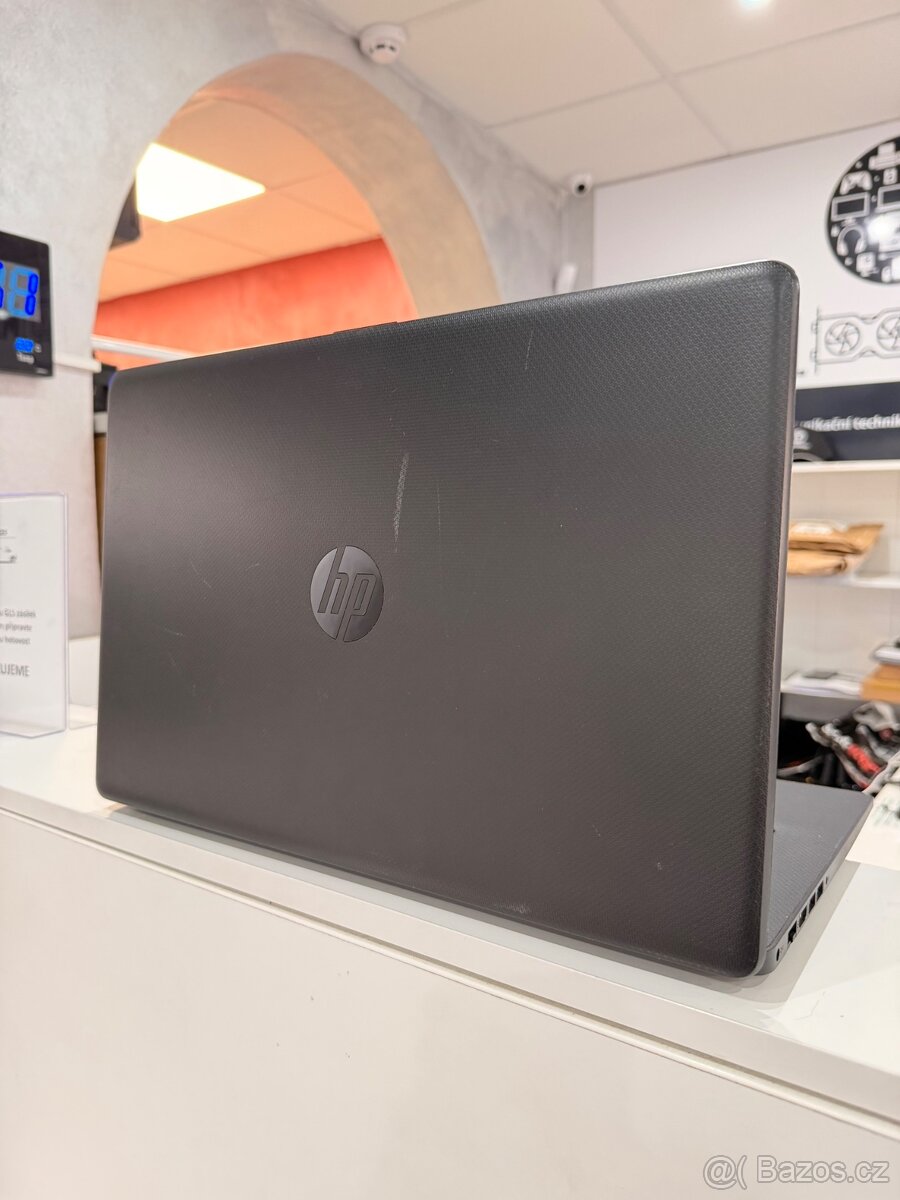 HP Pavilion 17 - 4