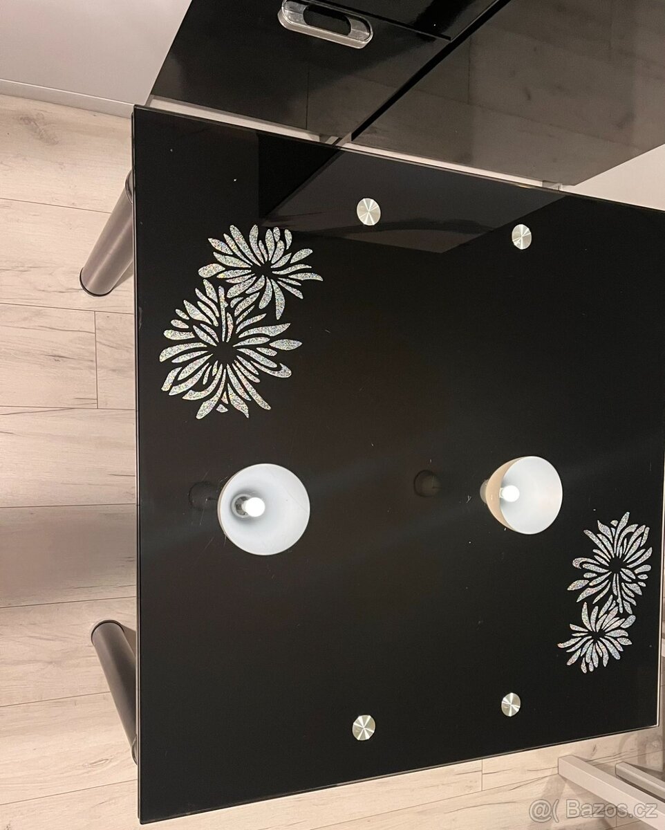 Prodám jídelní stůl - 4