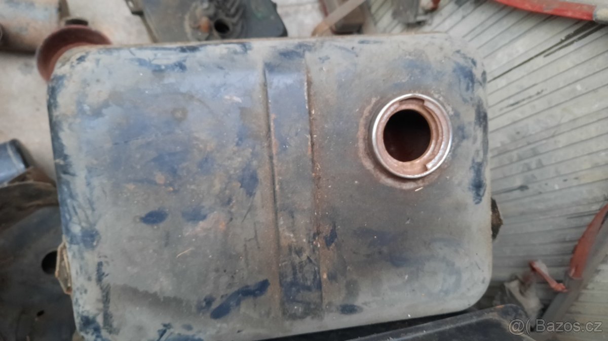 Trabant 601 díly - maska podvozyk převodovky, skla interiér - 4