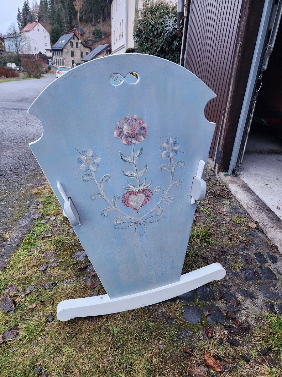 Prodám ručně malovanou dřevěnou kolébku
- 4