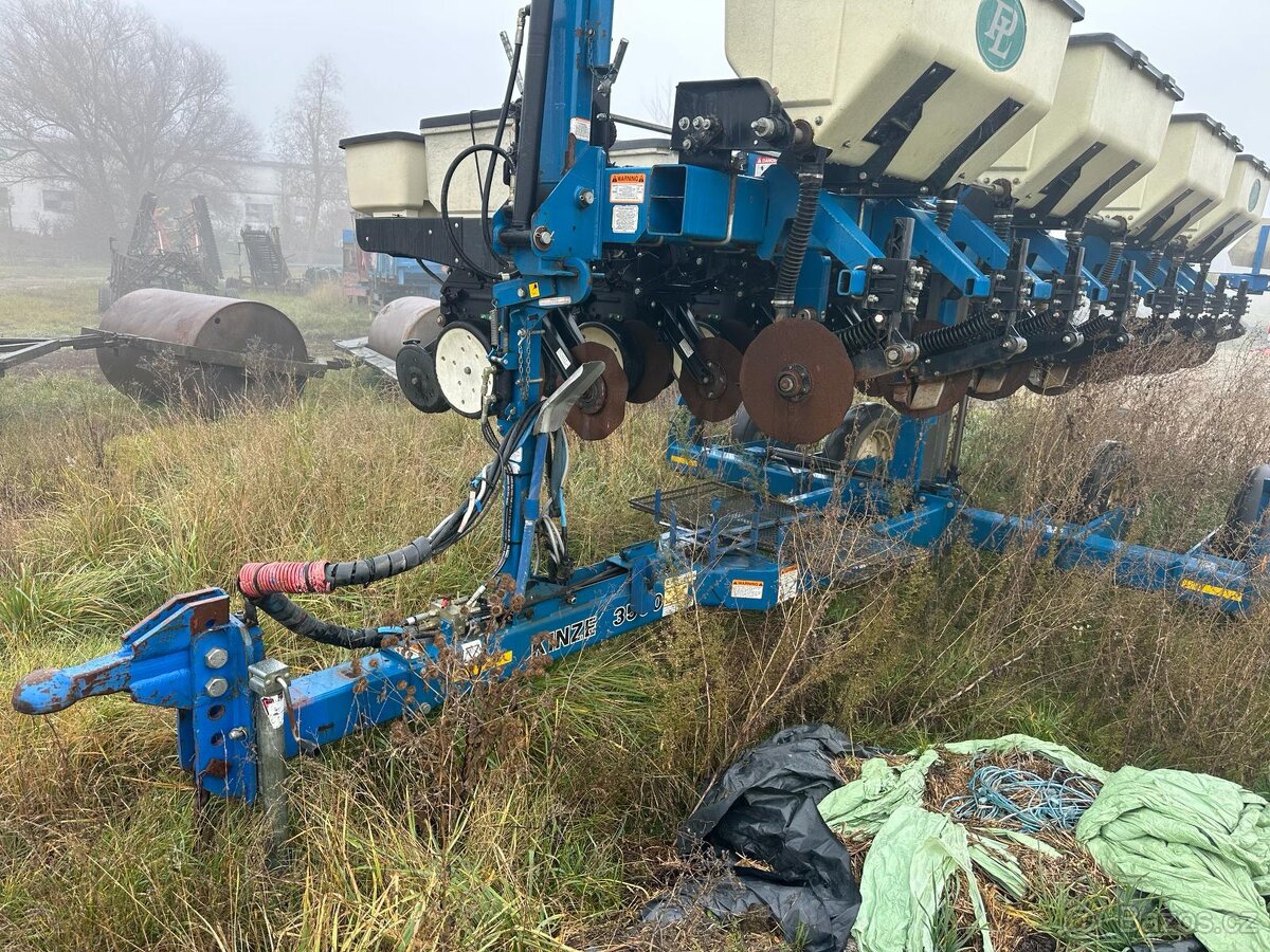 Secí stroj Kinze 3500 - 4