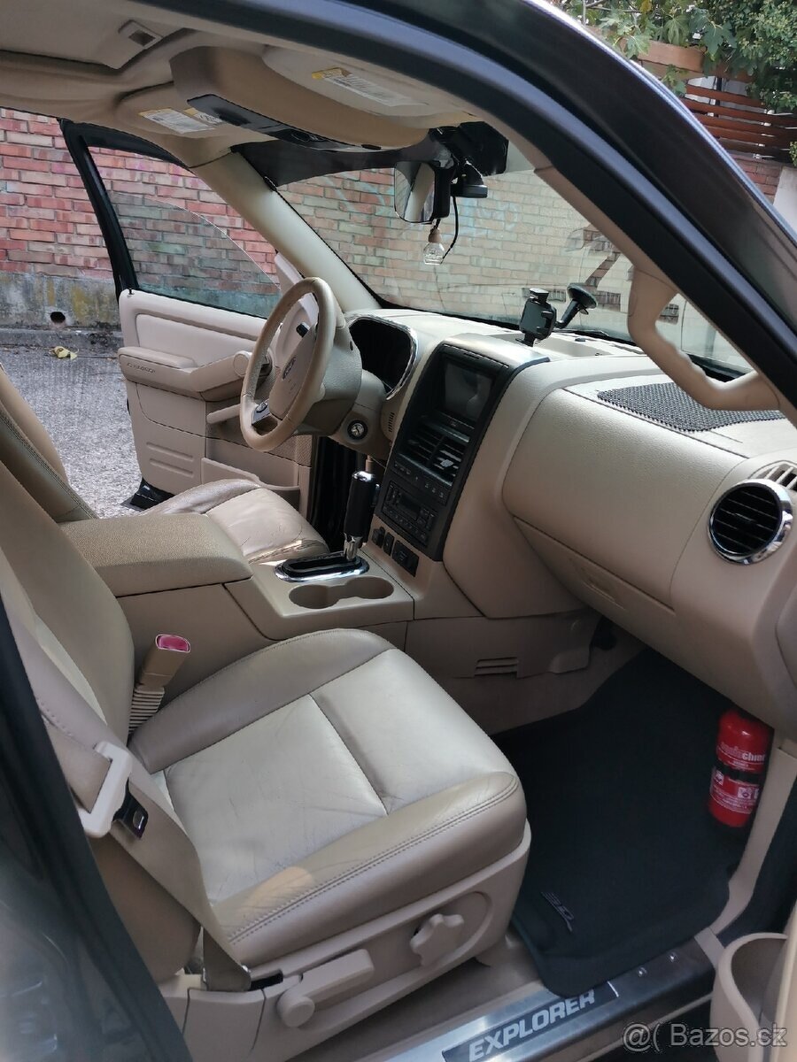 Ford Explorer V8 benzín 4x4 7-míst