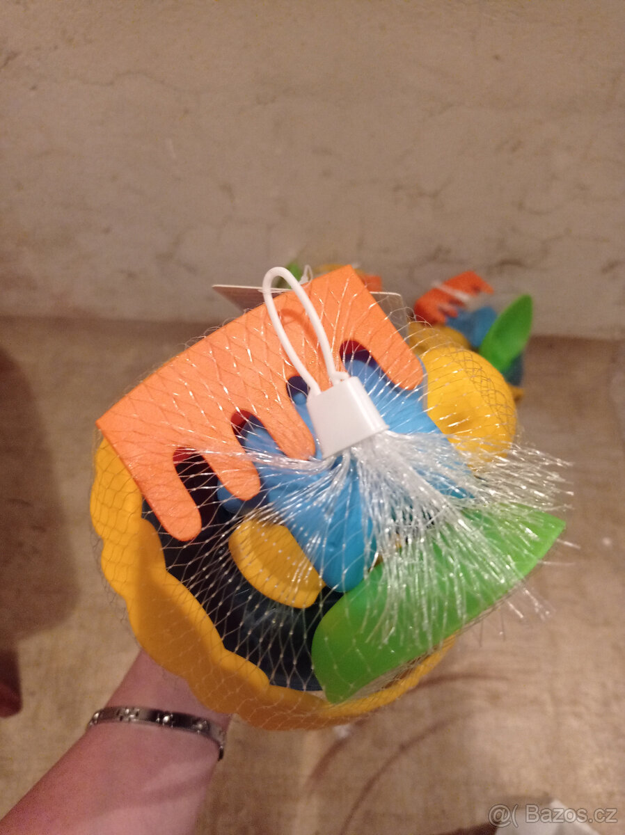 Penál, kyblík na písek, gumové postavičky (Angry birds, aj.) - 4