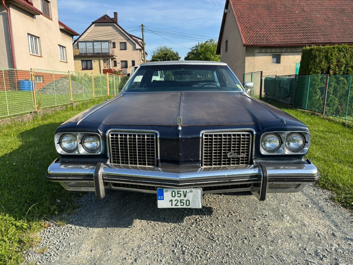 Oldsmobile Ninety-Eight Regency Coupe - 4