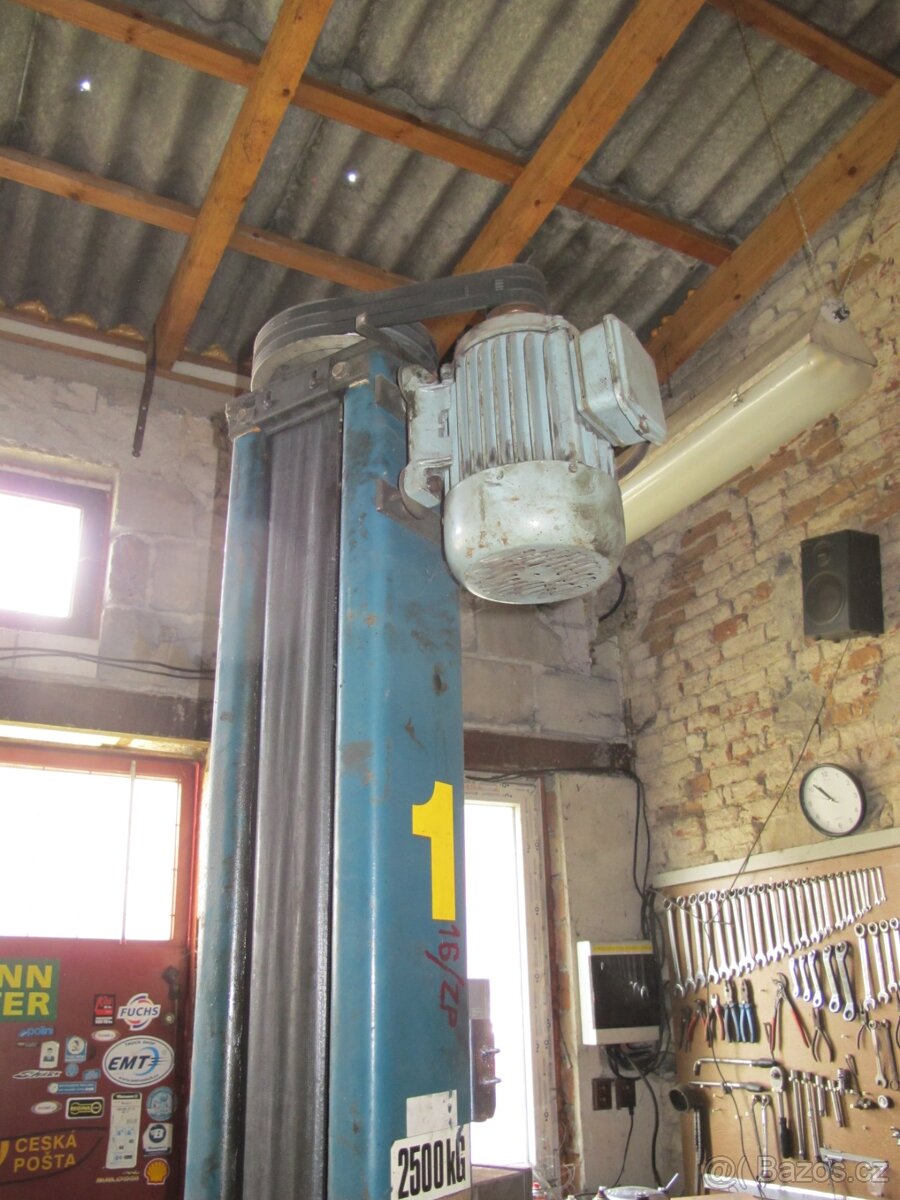 Autozvedák - 4