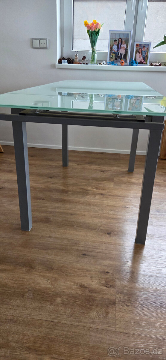 Prodám skleněný jídelní stůl - 4