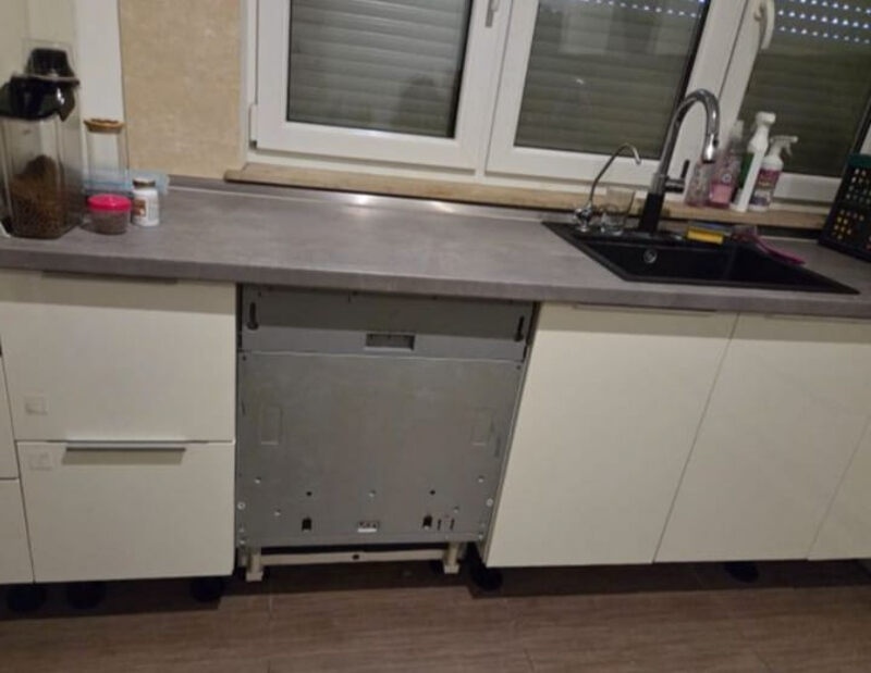 Moderní lesklá kuchyňská linka se spotřebiči,5705 - 4