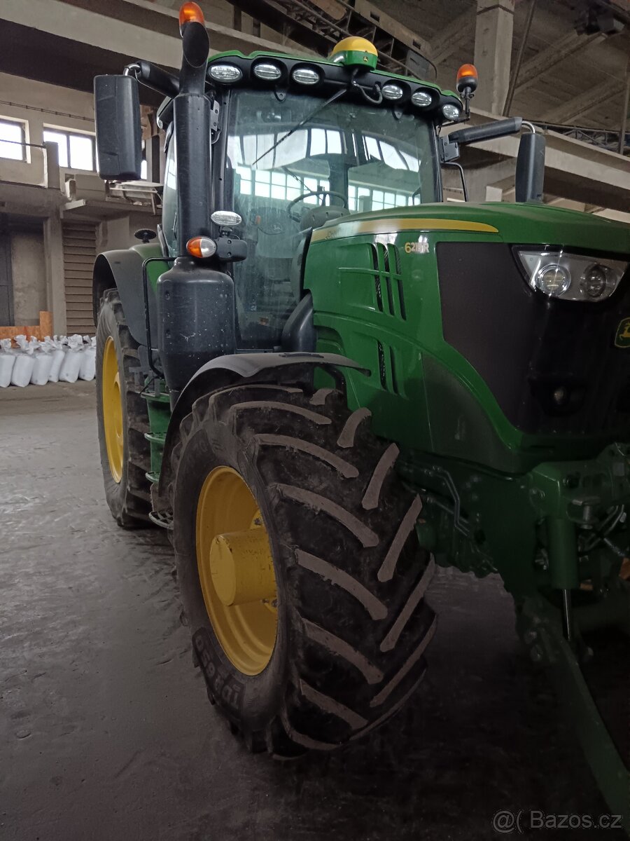 Traktor John Deere 6215 R - 4