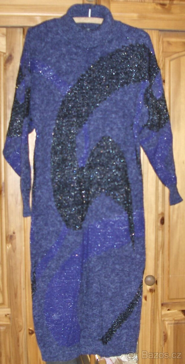 Pletené teplé dámské dva svetry, delší šaty a šála - 4