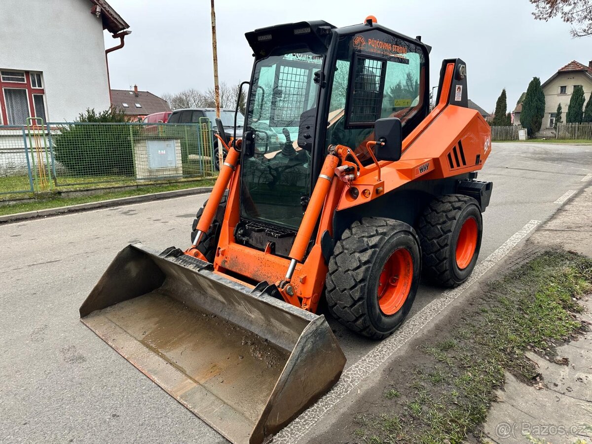 smykem řízený nakladač LOCUST 904 - 4