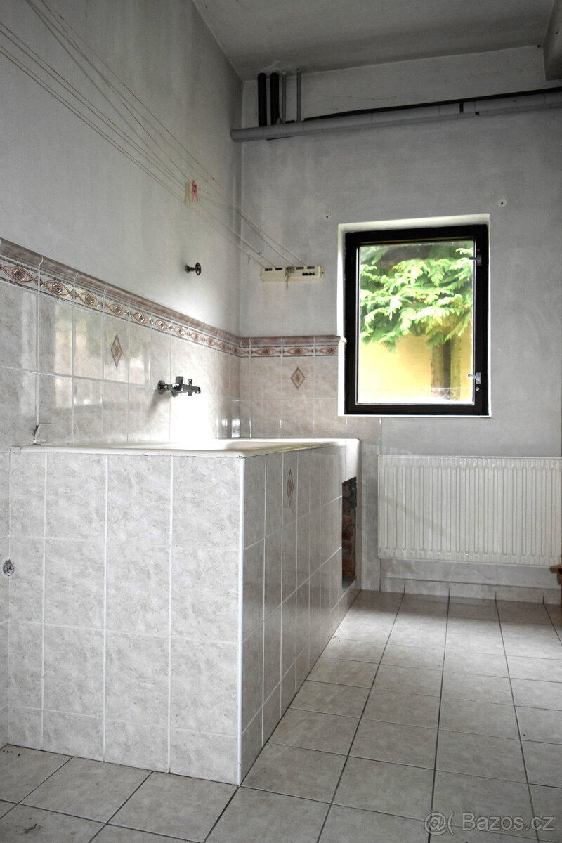 Náchod - Prodej rodinného domu se třemi jednotkami a garáží - 4