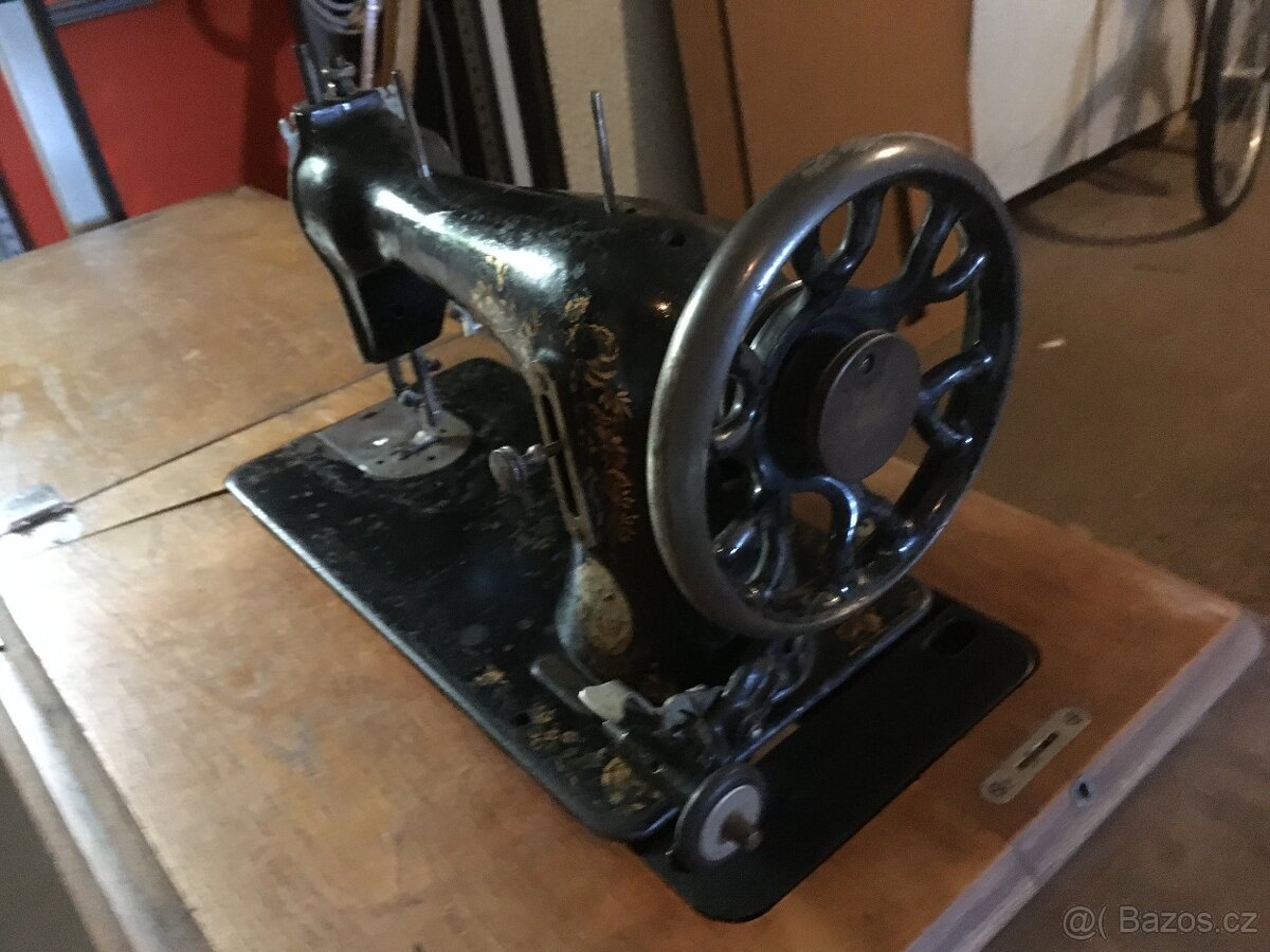 Starý šicí stroj - 4
