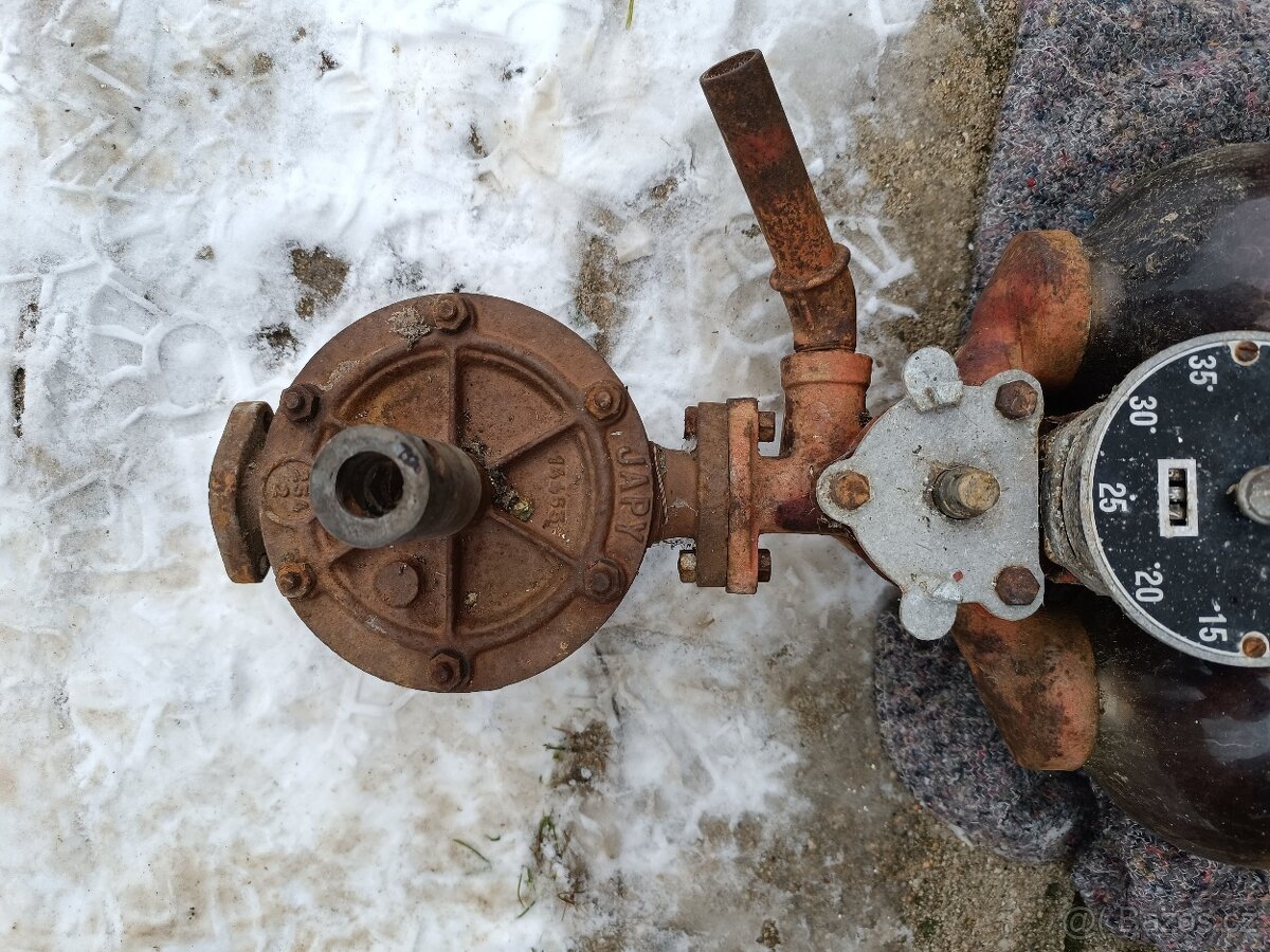 Stará manuální benzínová pumpa, nález, sklo ok - 4