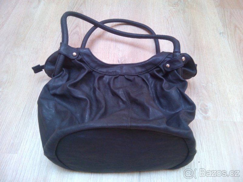 Černá kabelka s kytičkou - 4