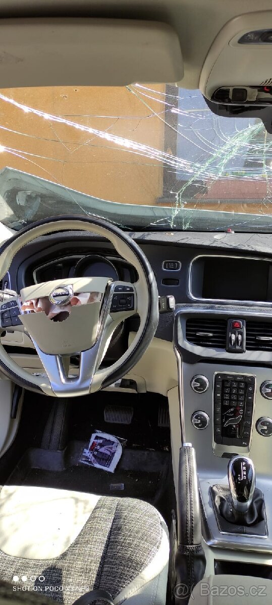Prodám náhradní díly z havarovaného vozidla Volvo V40 - 4