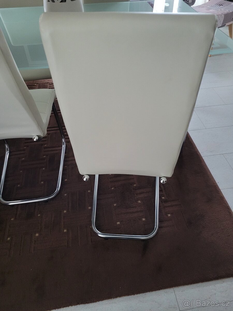 Jídelní stůl a 4 židle - 4