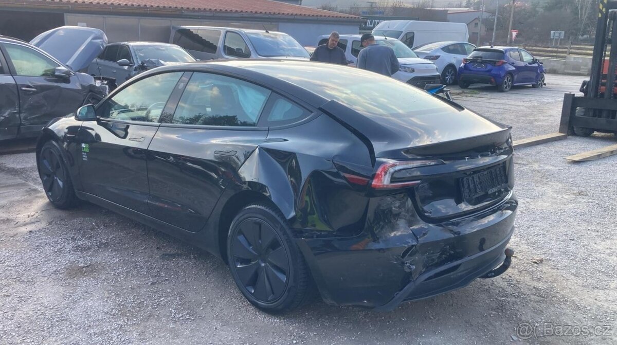 Tesla Model 3 - 4
