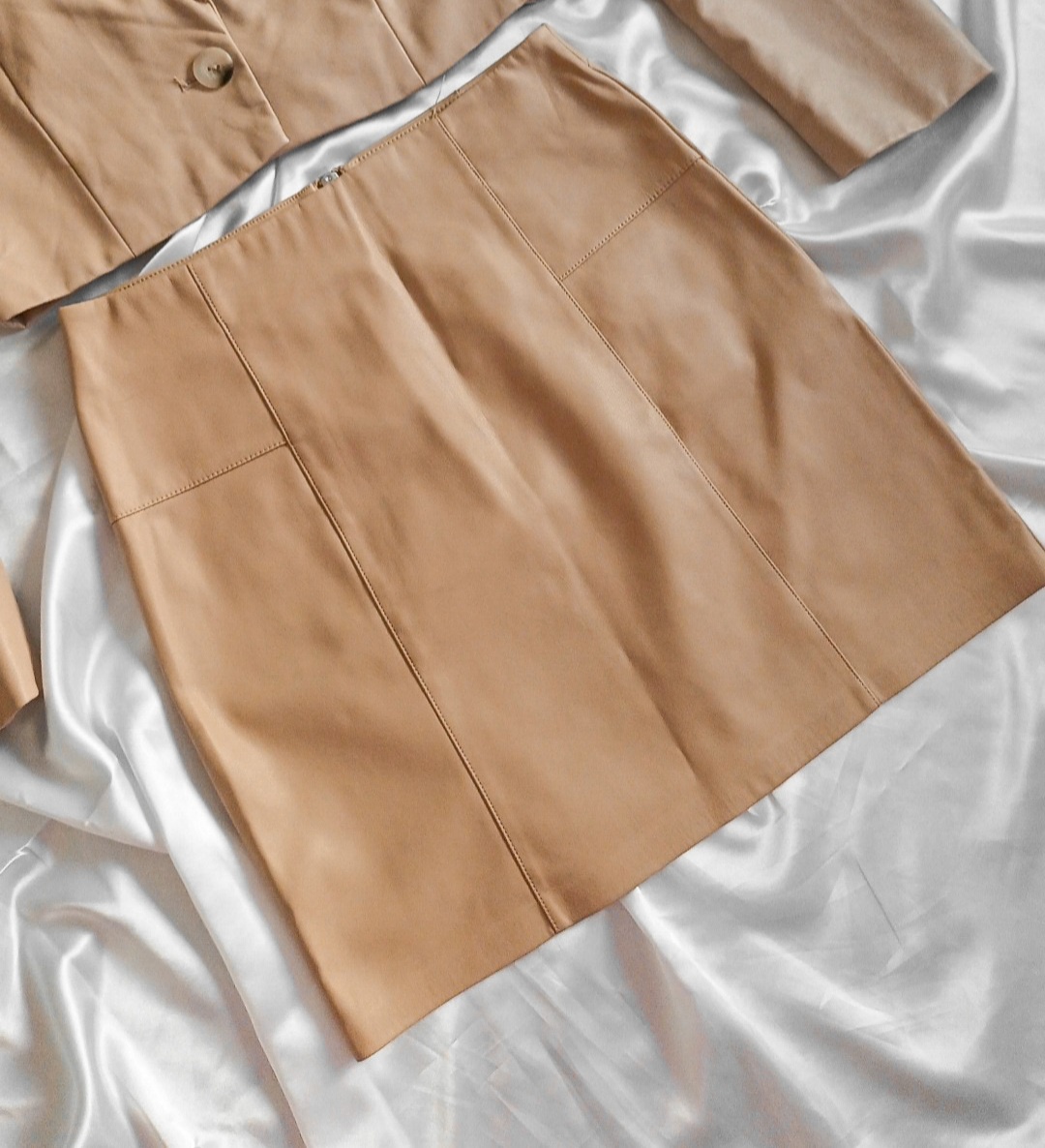 Béžový hnědý kožený kostýmek sako a sukně - 4