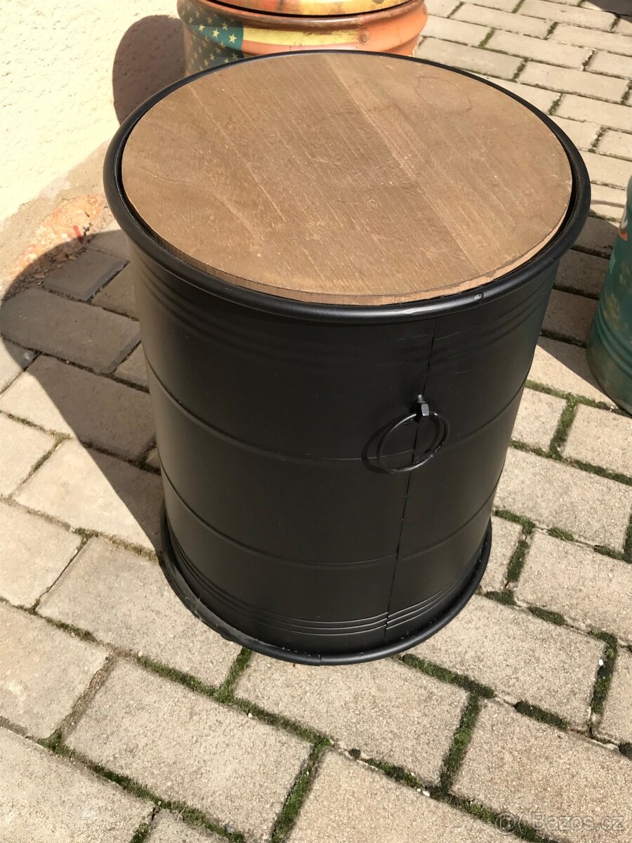 Souprava taburetů a sudu k posezení - 4