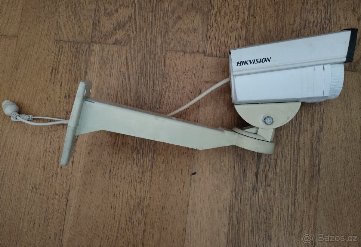 IP kamera Hikvision DS-2CD2232-I5 včetně držáku - 4