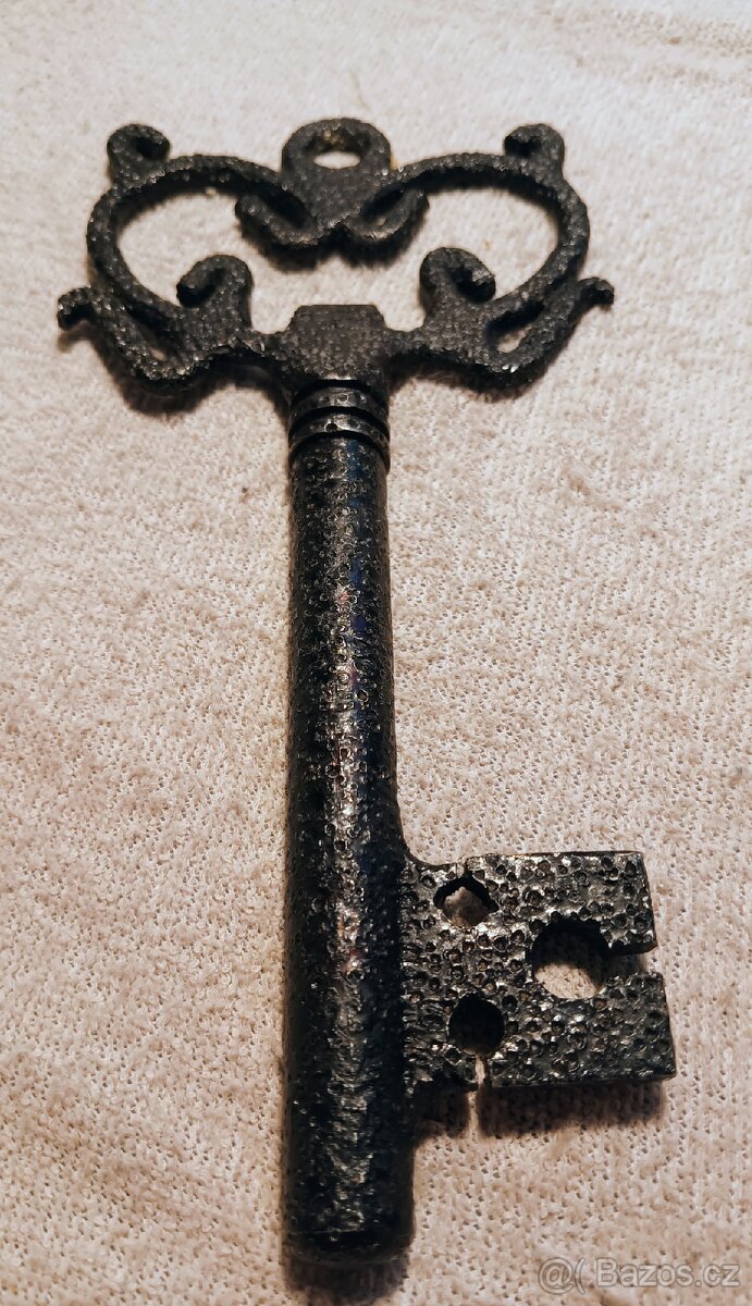 Ručně kovaný otvírák 70 léta pivo víno TOP kov. - 4