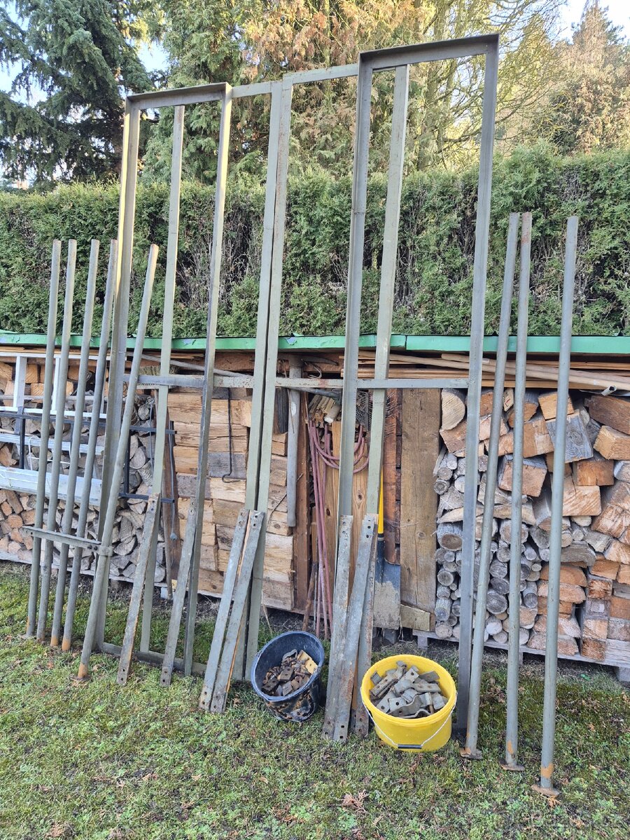 Masívní kovový regál - 4