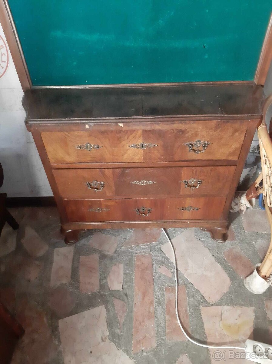 starožitná skřínka a věšáky na myslivecký inventář - 4