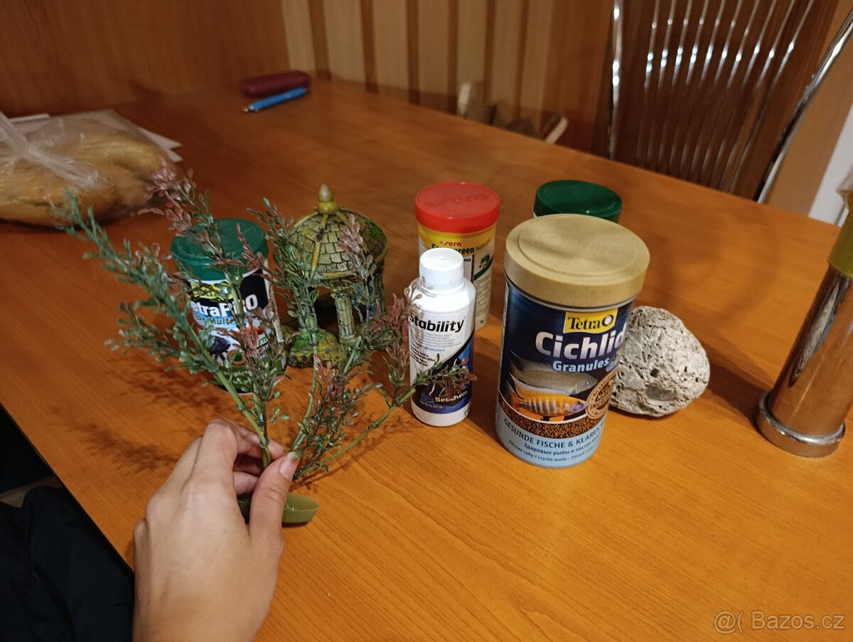 Nabízím 3 akvária + prislusenstvi - 4