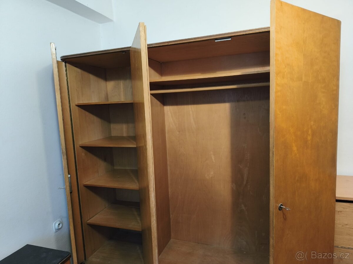 Staré šatní skříně - 4