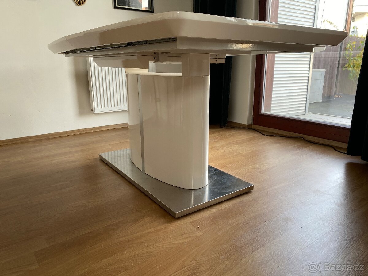 Prodám kvalitní jídelní stůl rozkladaci - 4