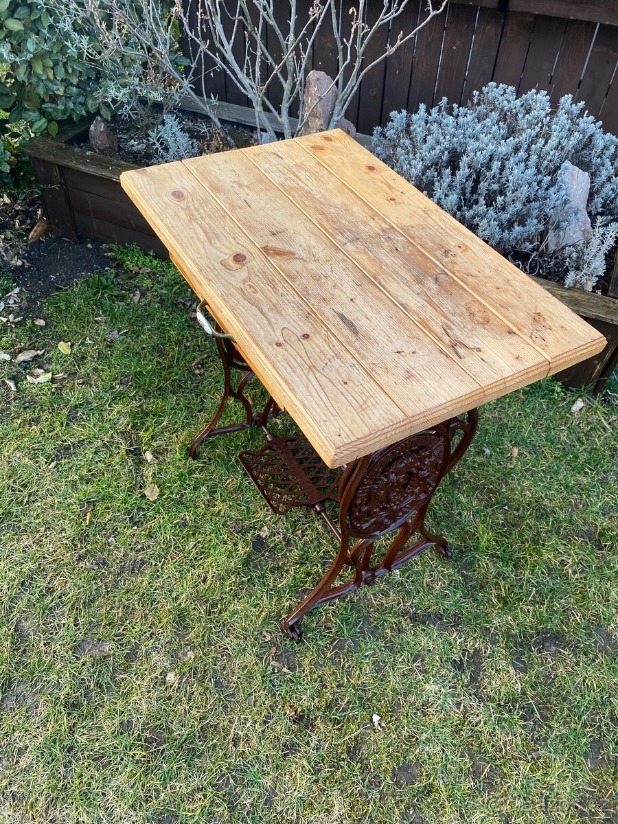 Stolek ze šicího stroje - 4