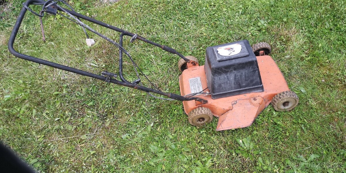 SEKAČKA NA TRÁVU S BOČNÍM VÝHOZEM - 4