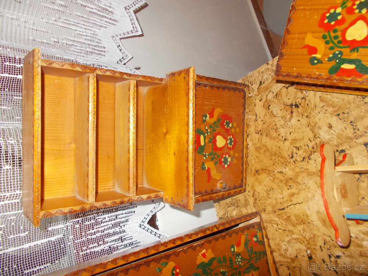 Dřevěný ručně malovaný nábytek pro panenky – krásná lidová p - 4