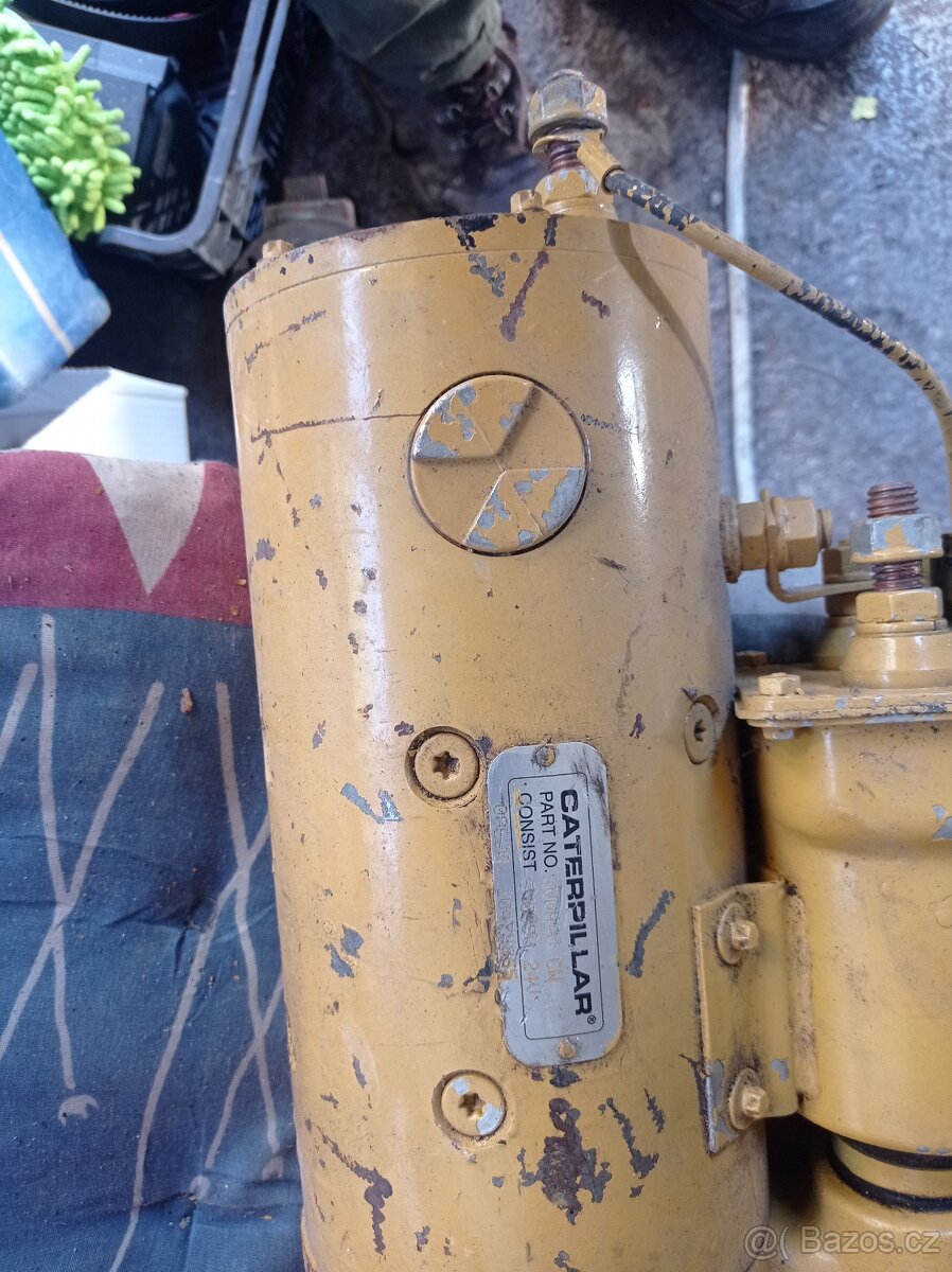 Štartér Praga V3S a Caterpillar - 4