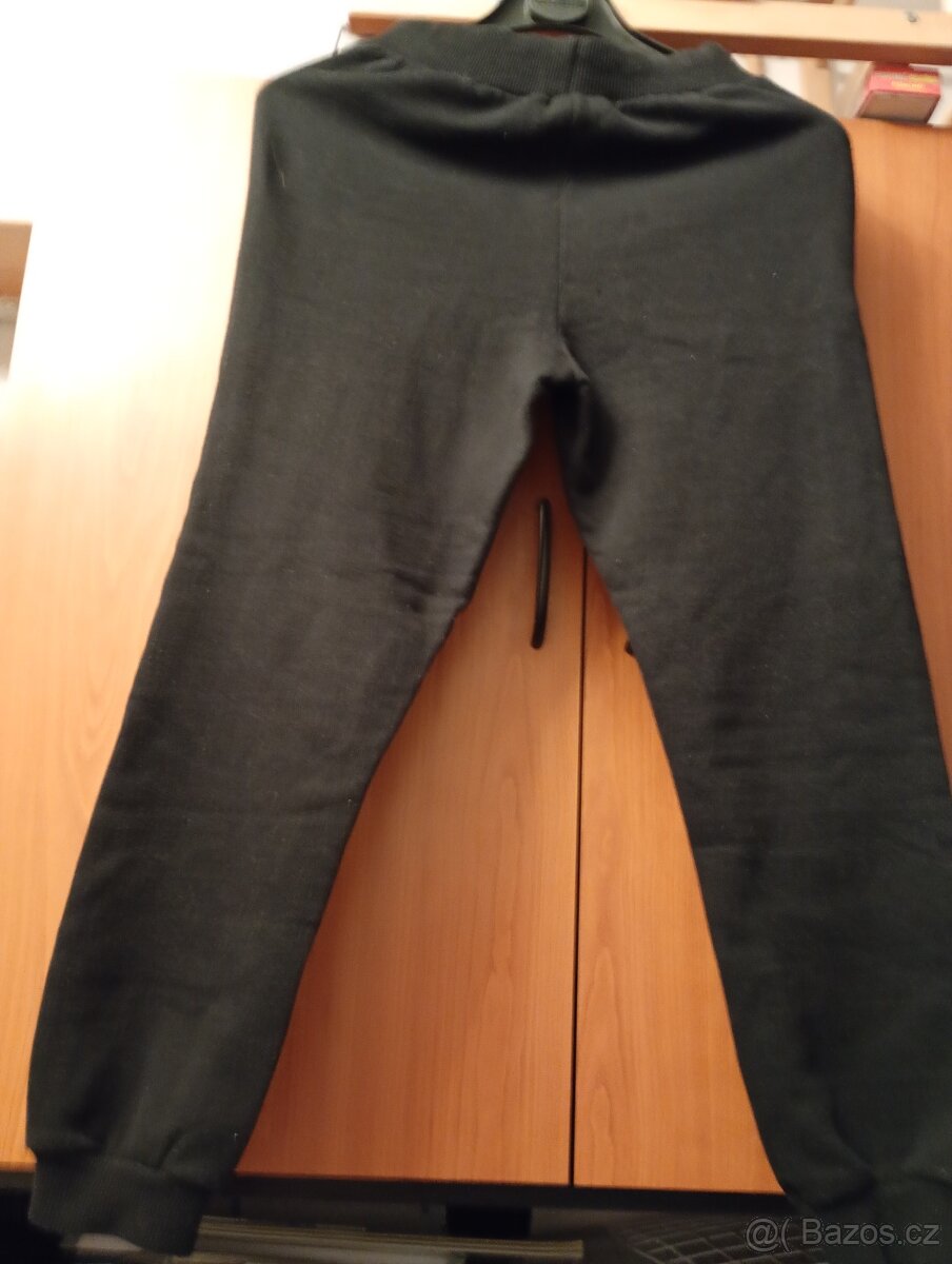 Černé tepláky s kapsama 134/140 Y.F.K. - 4