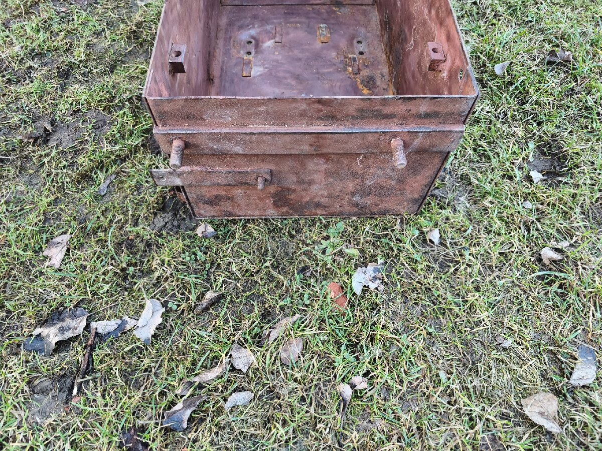 Bedna na baterii Zetor 25 - 4