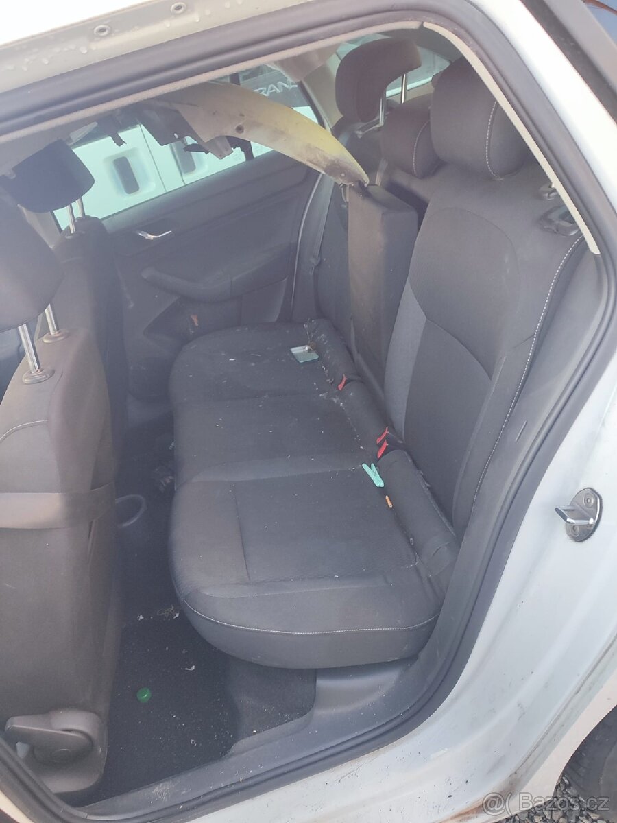 Škoda Rapid 1.6 tdi hatchback bílá barva - 4