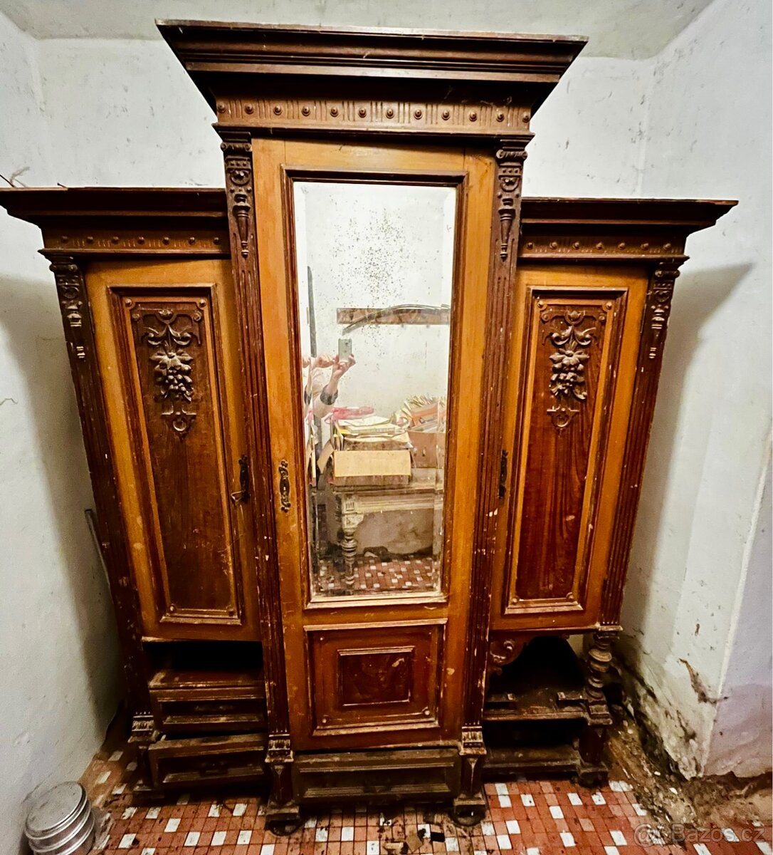 Dřevěná skříň - 4