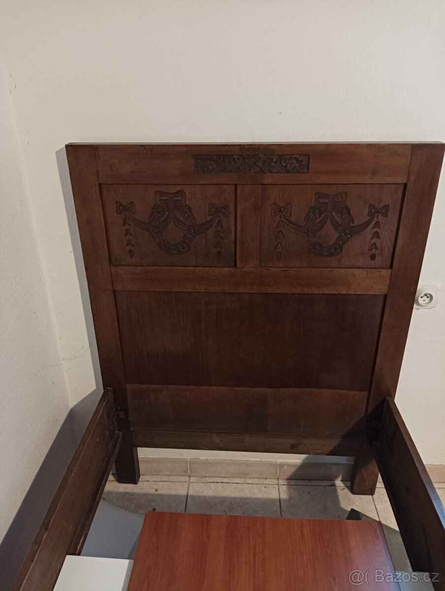 Starožitné postele + 2 noční stolky,příborník - 4